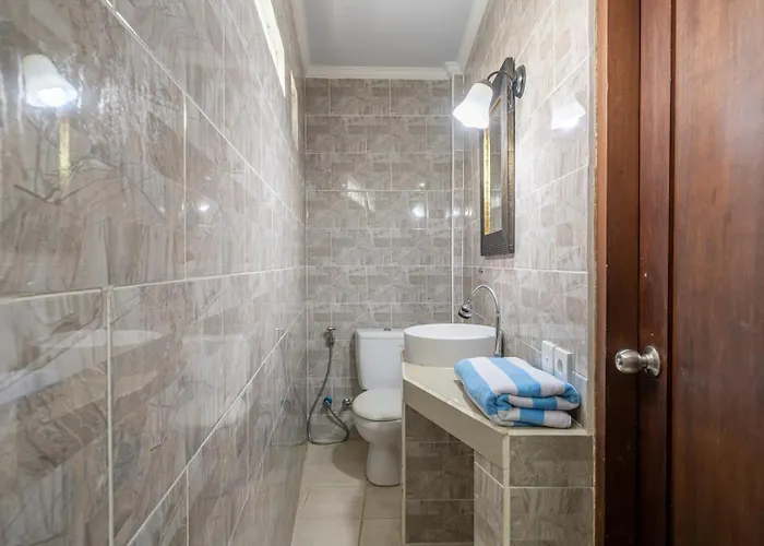 Nana Spacious 2-bedroom With Pool, Steps From